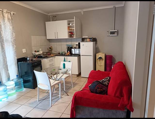 2 BEDROOM PROPERTY TO RENT IN LOMBARDY EAST